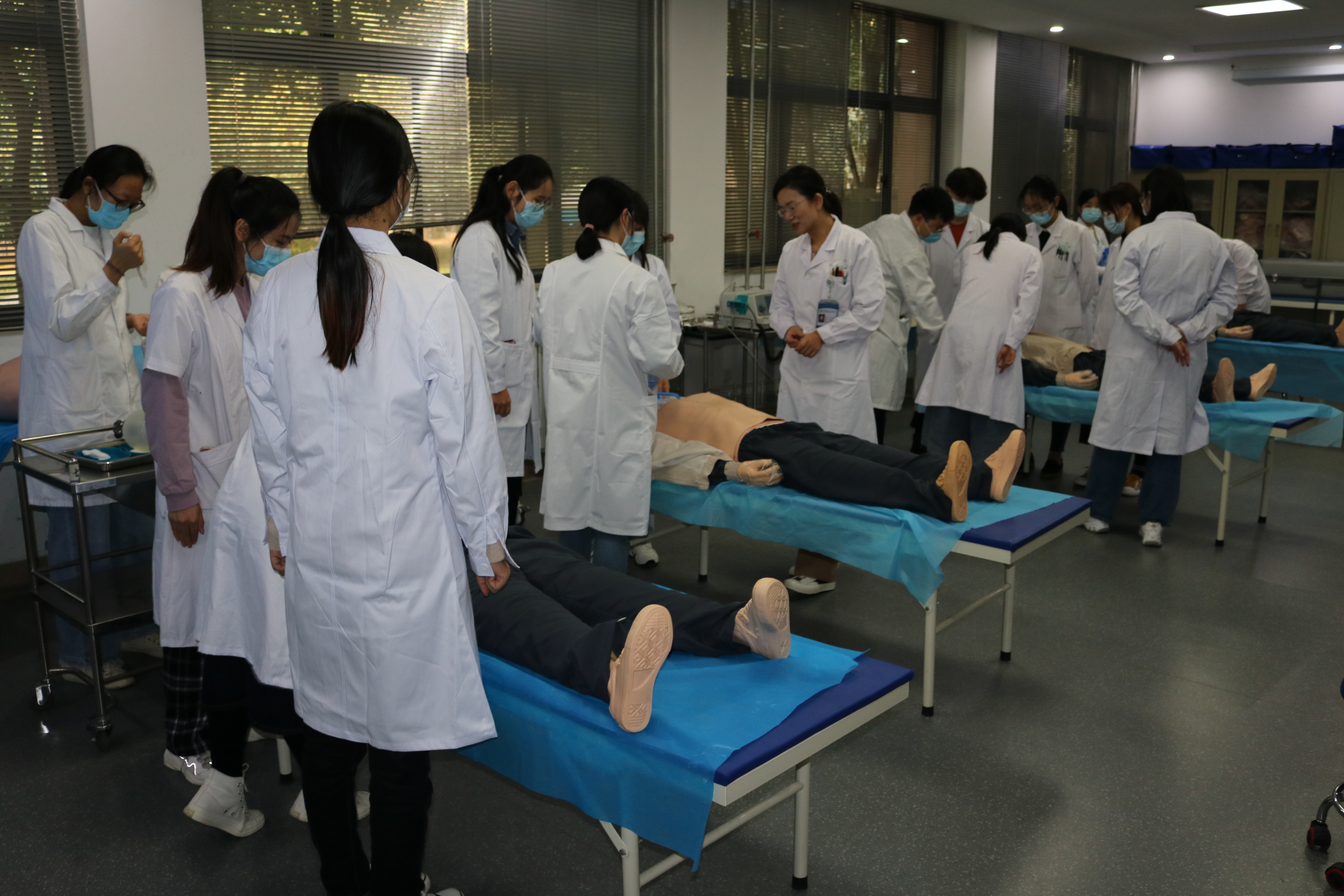 为我校研究生开展技能培训活动-郑州大学医学院临床技能中心