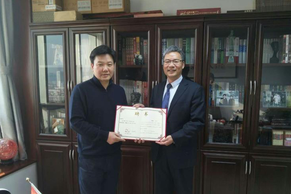 2017年12月张举玺教授向王仁海同志转达郑州大学兼职教授聘书