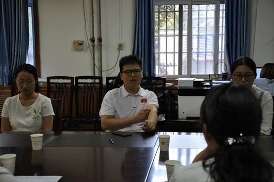 说明: E:\郑州大学口腔医学院\照片\2018.9.21 1718新入职工座谈会\DSC_0699.JPG
