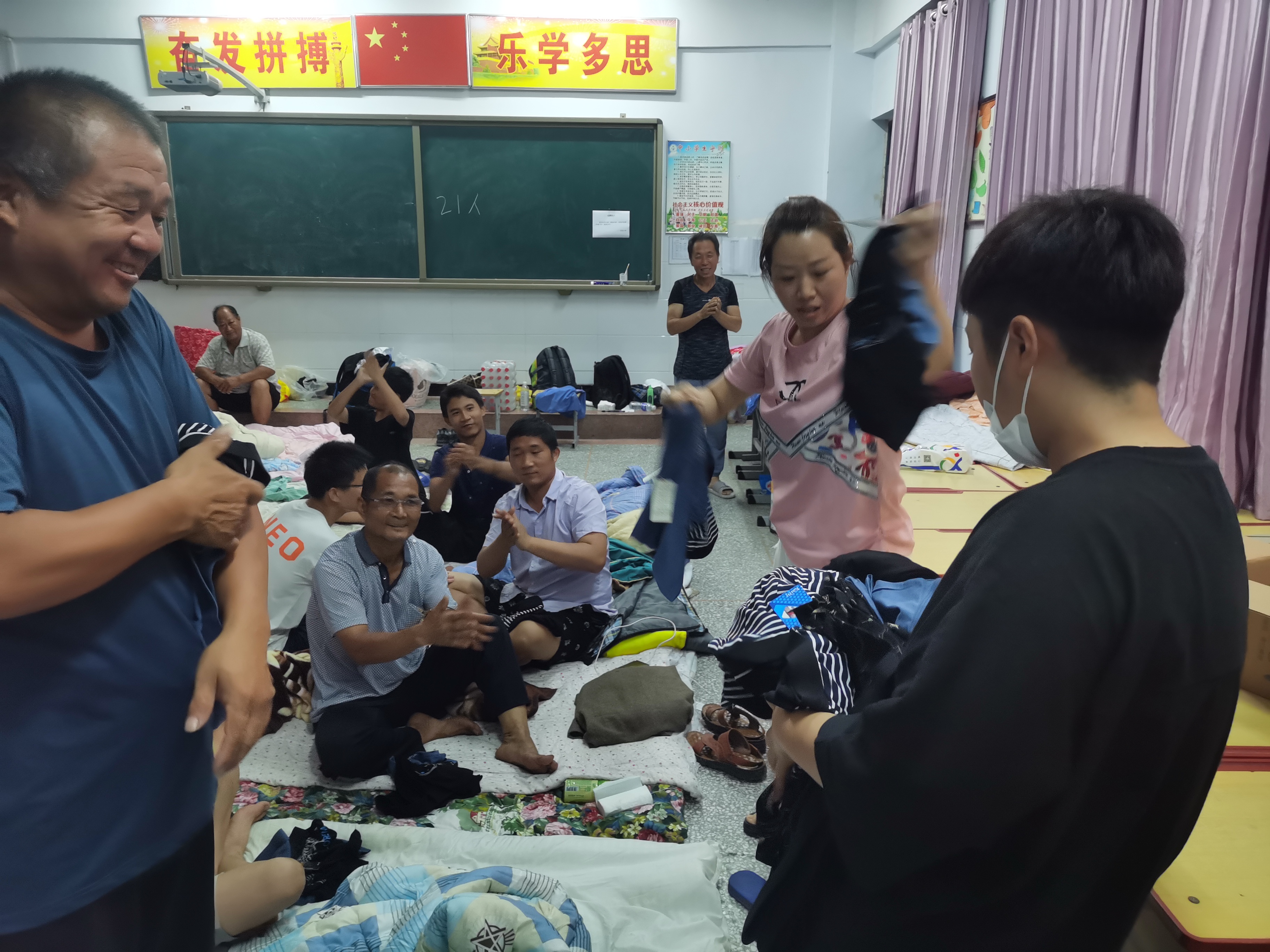 20210731114209756.jpg 20(五)郑大文创公司捐物慰问1.jpg