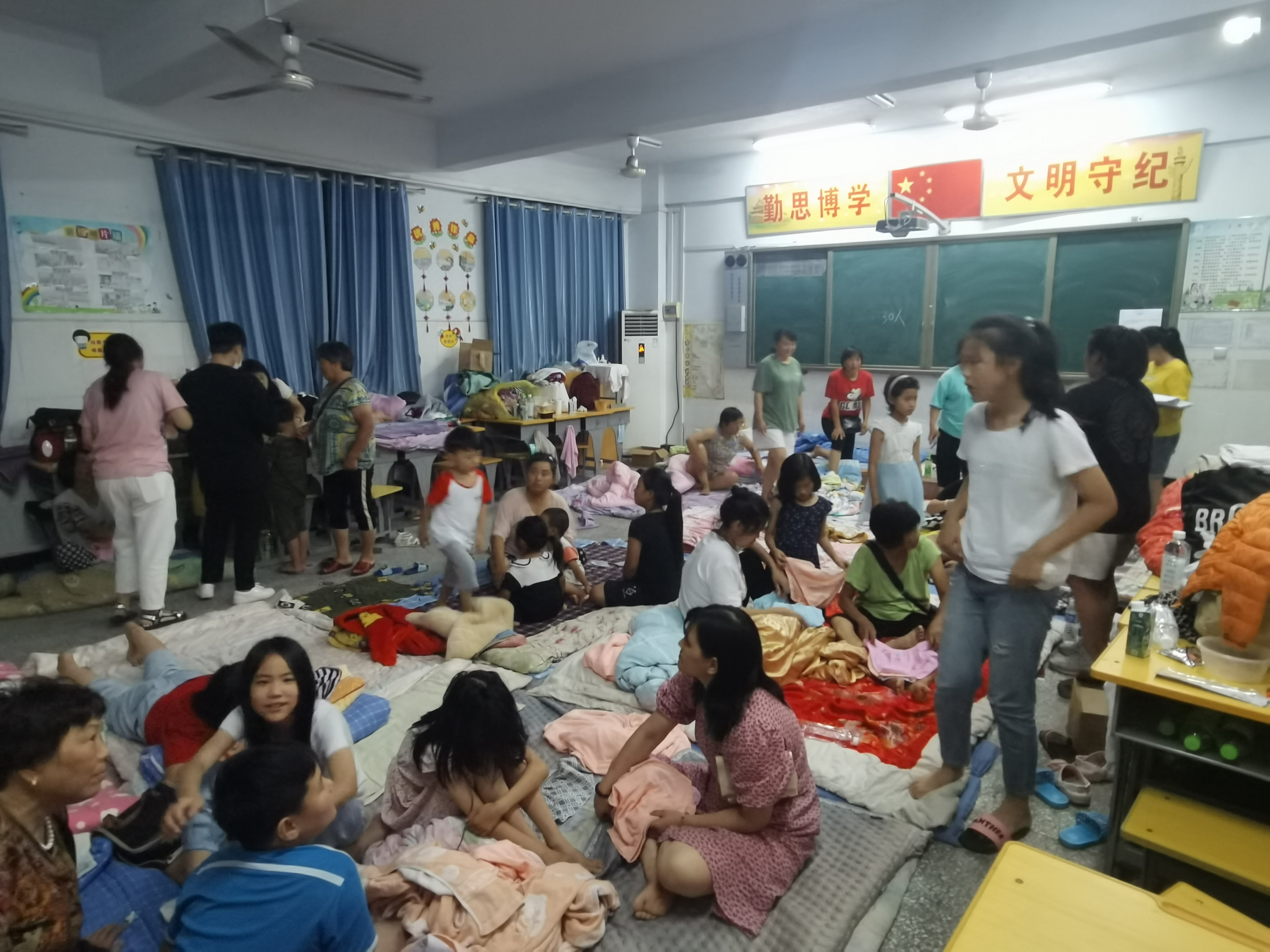 20210731114246839.jpg 21(五)郑大文创公司捐物慰问2.jpg