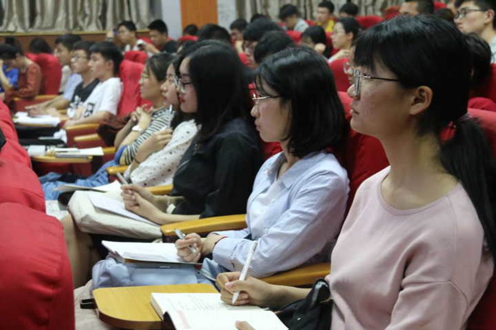 同学们认真听讲