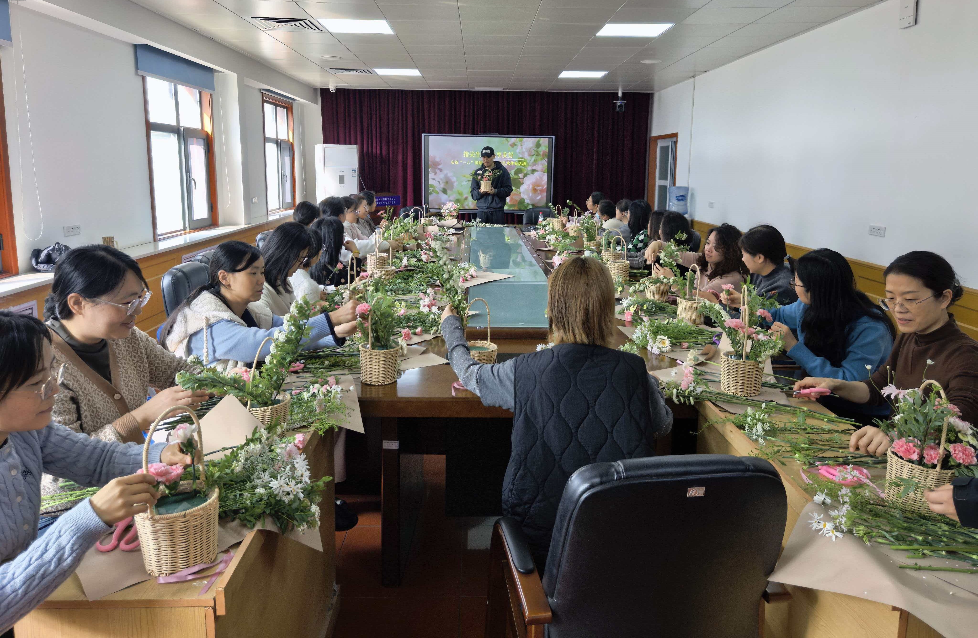 指尖生花 悦享美好-河南省医药科学研究院举办“三八”节插花艺术体验活动