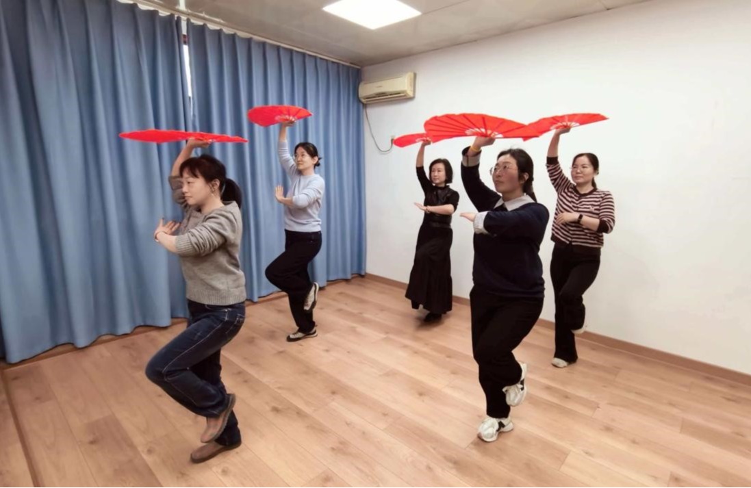 刚柔并济·扇舞芳华—河南省医药科学研究院举办“三八”国际妇女节太极扇展演活动