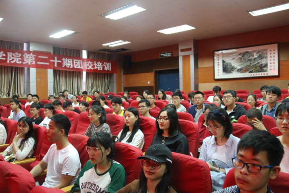 同学们认真学习