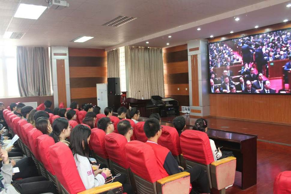 学生干部认真观看直播