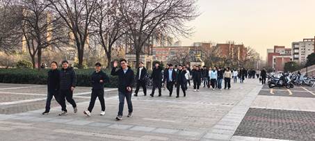 人们走在路上 AI 生成的内容可能不正确。