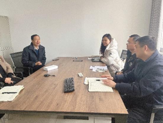 一群人坐在桌子前AI 生成的内容可能不正确。