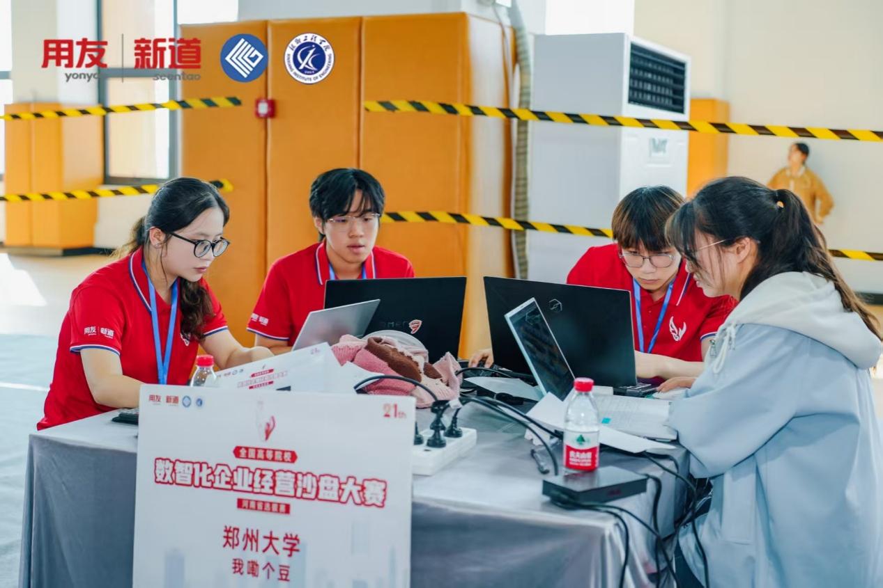 几个人在桌子前AI 生成的内容可能不正确。