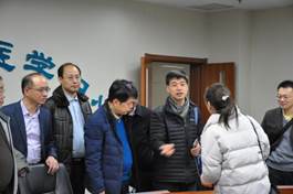 说明: 武大口腔一行认真参观-2