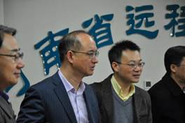 说明: 武大口腔一行认真参观-1