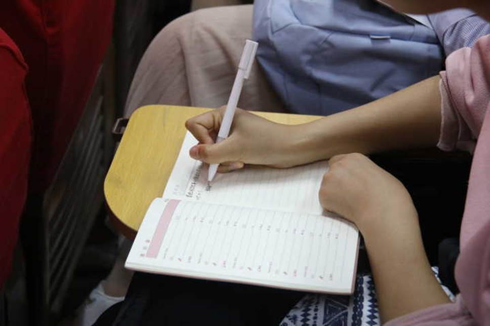 同学们认真记录笔记