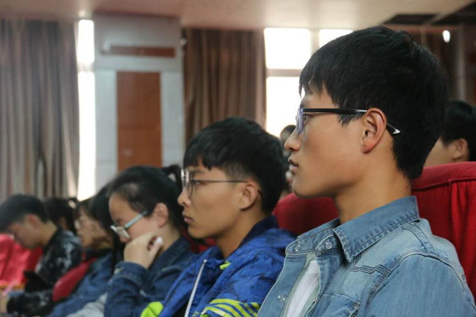 学生干部认真观看
